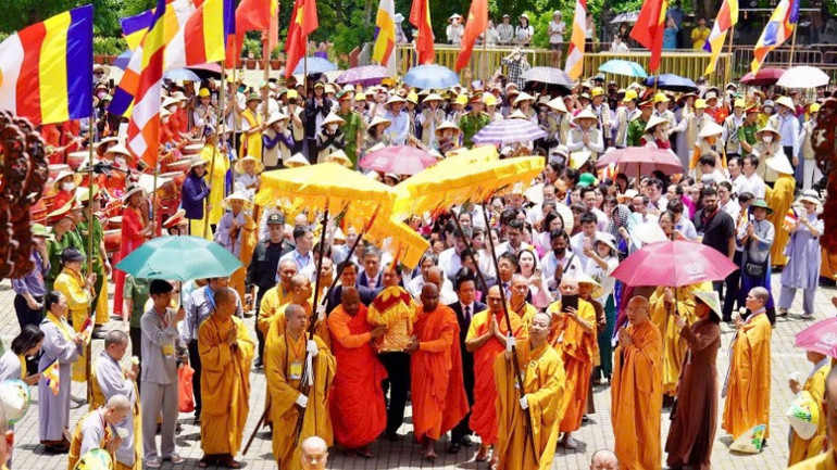 Ban tổ chức cung rước xá lợi Đức Phật về chùa Bái Đính.