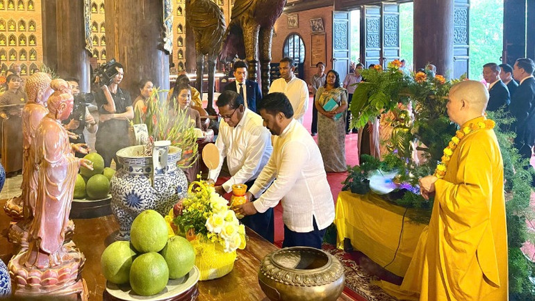 Các đại biểu dâng hương và lễ Phật tại Tháp Bảo Thiên. Các đại biểu dâng hương và lễ Phật tại Tháp Bảo Thiên.