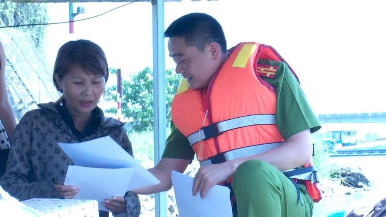 Phòng PC02 tiếp cận tuyên truyền pháp luật đến từng người dân. (Ảnh: ĐỨC THẮNG)