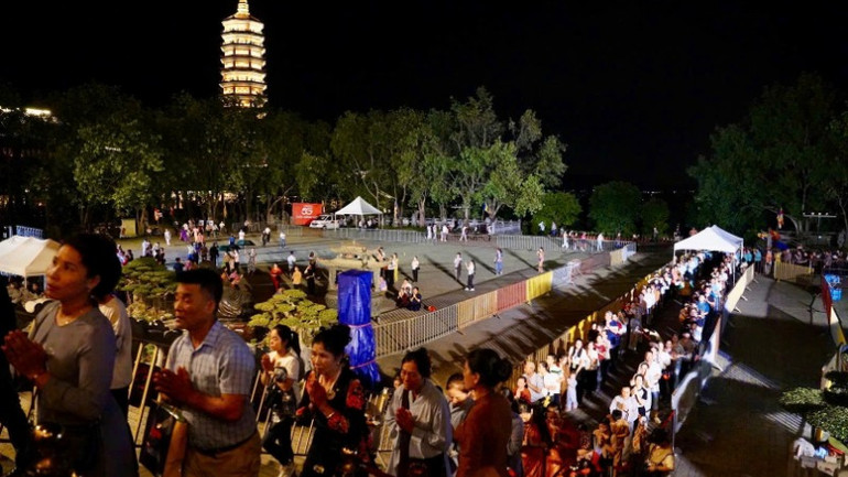 Dù đã muộn nhưng vẫn còn rất nhiều người dân xếp hàng chờ chiêm bái, đảnh lễ xá lợi Đức Phật tại chùa Bái Đính.