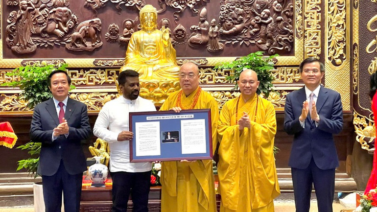 Tổng thống Sri Lanka Anura Kumara Dissanayaka tặng Nghị quyết công nhận ngày Vesak cho Giáo hội Phật giáo Việt Nam. Tổng thống Sri Lanka Anura Kumara Dissanayaka tặng Nghị quyết công nhận ngày Vesak cho Giáo hội Phật giáo Việt Nam.