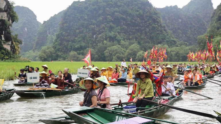 Nghi lễ rước cờ, rước sản vật đặc trưng của các vùng miền trong cả nước trên dòng sông Ngô Đồng.