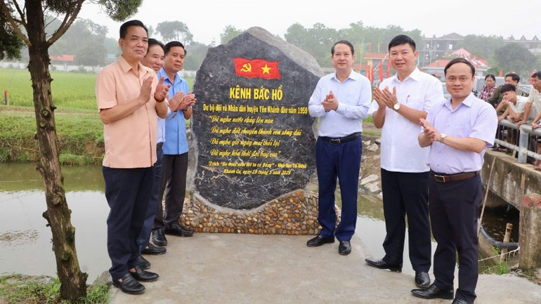 Các đại biểu gắn biển công trình "Kênh Bác Hồ" tại xã Khánh Cư.
