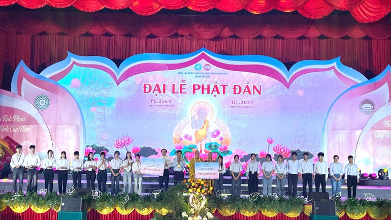 Dịp này, Ban Trị sự Giáo hội Phật giáo Việt Nam tỉnh Ninh Bình phối hợp Doanh nghiệp Xây dựng Xuân Trường đã trao quà cho 200 học sinh vượt khó trong học tập trên địa bàn huyện Gia Viễn và huyện Nho Quan, mỗi suất quà trị giá 1 triệu đồng.