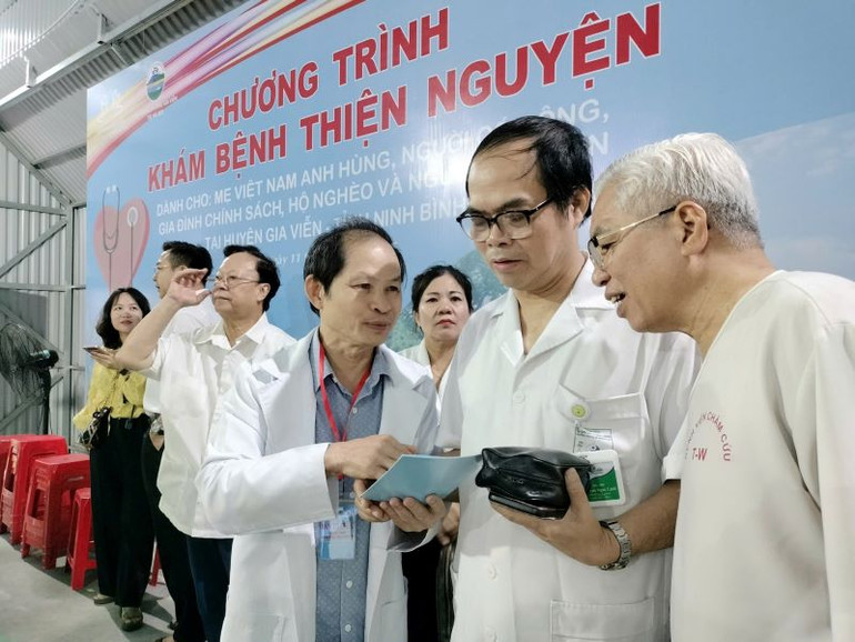 Các chuyên gia y tế tại Hà Nội trao đổi chuyên môn tại buổi khám. (Ảnh: VĂN LÚA)