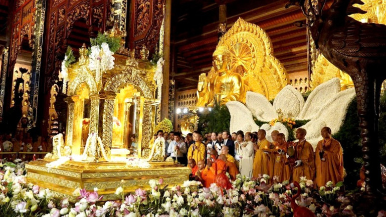 Trong không gian linh thiêng và trang trọng tại chùa Bái Đính, các tăng ni, phật tử và người dân từ khắp tỉnh, thành phố đã quy tụ về đây để chứng kiến lễ cung rước, đảnh lễ xá lợi Đức Phật.