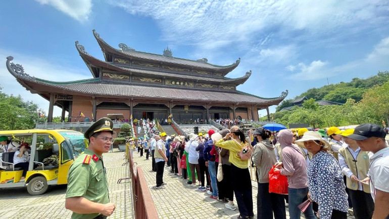 Lực lượng chức năng của tỉnh hỗ trợ, hướng dẫn người dân đi theo đúng hướng dẫn của Ban tổ chức để vào xá lợi Đức Phật tại Điện Tam Thế của chùa.