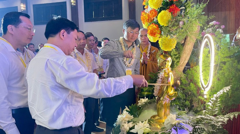 Các đại biểu thực hiện nghi thức tắm Phật.