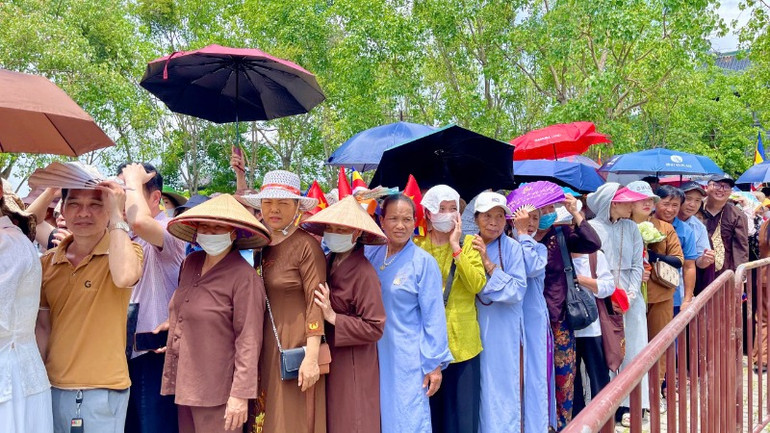 Đông đảo người dân, phật tử đến chùa Bái Đính để cung rước xá lợi Đức Phật.