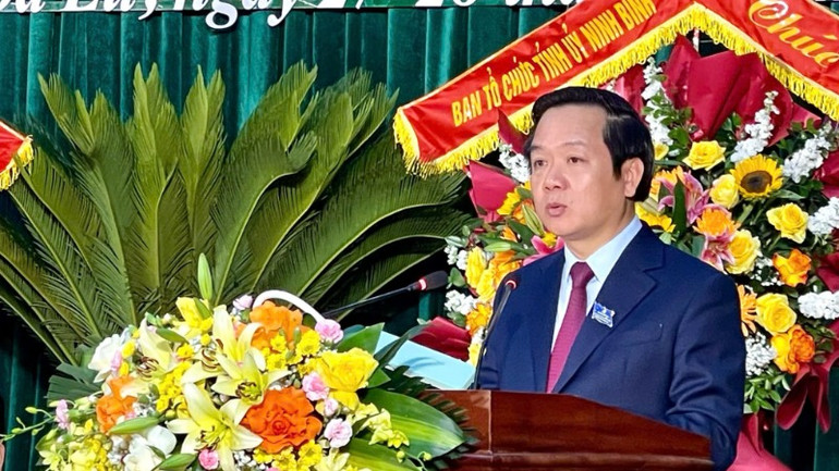 Đồng chí Phạm Quang Ngọc, Chủ tịch Ủy ban nhân dân tỉnh Ninh Bình phát biểu tại Đại hội.
