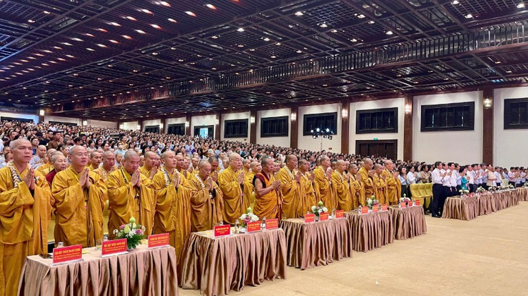 Các đại biểu trang nghiêm niệm Phật cầu gia bị, cử Quốc ca, Đạo ca tại Đại lễ.