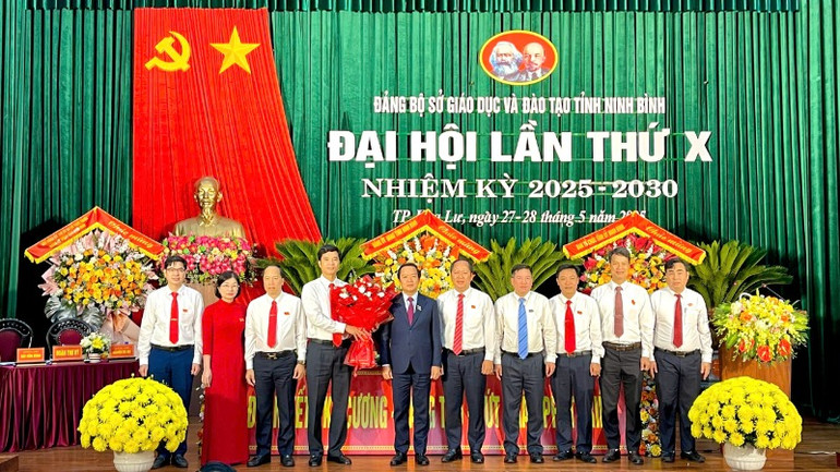 Ra mắt Ban Chấp hành Đảng bộ Sở Giáo dục và Đào tạo lần thứ X, nhiệm kỳ 2025-2030 tại Đại hội.