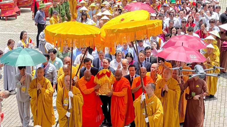 Nghi thức rước xá lợi Đức Phật Thích Ca Mâu Ni về chùa Bái Đính có sự tham dự của Ngài Sandeep Arya, Đại sứ Đặc mệnh toàn quyền Ấn Độ tại Việt Nam; cùng đại diện Giáo hội Phật giáo Việt Nam, lãnh đạo tỉnh Ninh Bình.