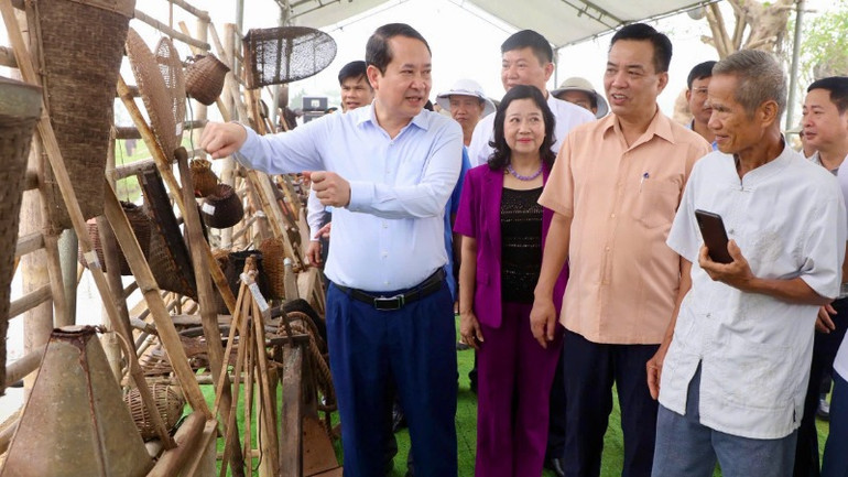 Trưng bày, trải nghiệm công cụ, nông cụ sản xuất nông nghiệp, tái hiện không gian xưa tại buổi lễ.