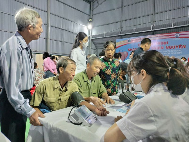 Hơn 1.600 người dân được khám bệnh miễn phí ngày 11/5 tại huyện Gia Viễn. (Ảnh: VĂN LÚA)