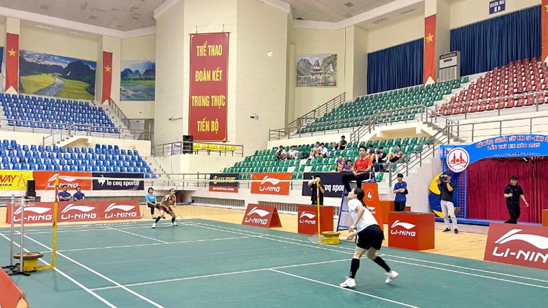 Trận thi đấu giữa vận động viên Nguyễn Thùy Linh (Đồng Nai) mang áo trắng - tay vợt nữ số 1 Việt Nam và Trần Thị Ánh (Thái Bình) - một trong những tay vợt trẻ có nhiều thành tích đáng chú ý.