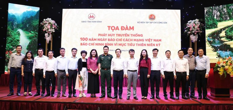 Các đại biểu chụp ảnh lưu niệm sau tọa đàm. (Ảnh: ANH QUANG)