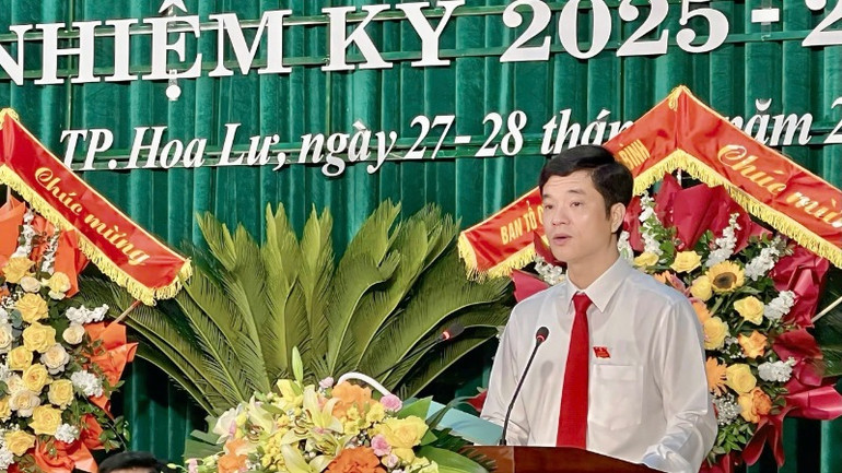 Đồng chí Phan Thành Công, Giám đốc Sở Giáo dục và Đào tạo tỉnh Ninh Bình phát biểu khai mạc Đại hội.