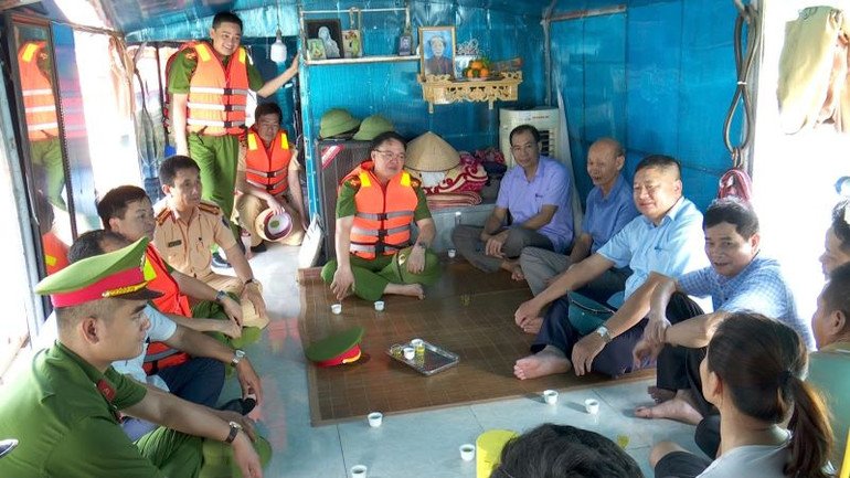 Đoàn công tác đến tận các thuyền để động viên, tuyên truyền pháp luật cho các hộ dân. (Ảnh: ĐỨC THẮNG)