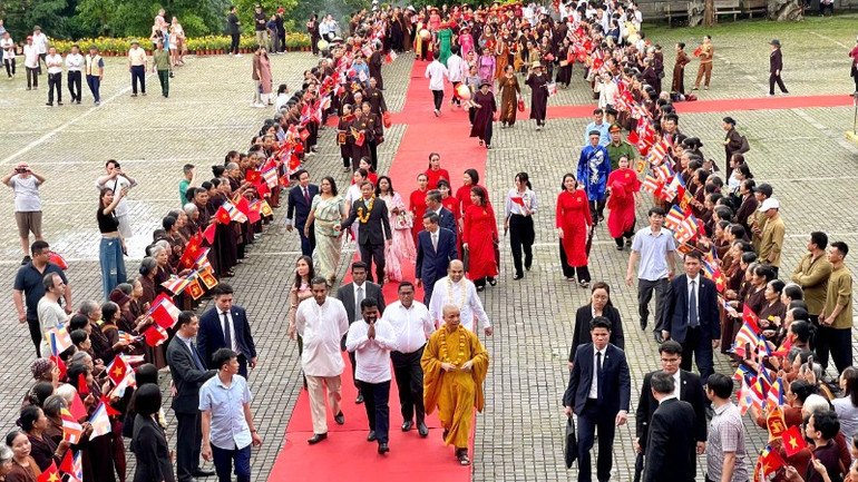 Đông đảo tăng ni, phật tử phấn khởi, vui mừng đón tiếp Tổng thống Sri Lanka Anura Kumara Dissanayaka. Đông đảo tăng ni, phật tử phấn khởi, vui mừng đón tiếp Tổng thống Sri Lanka Anura Kumara Dissanayaka.