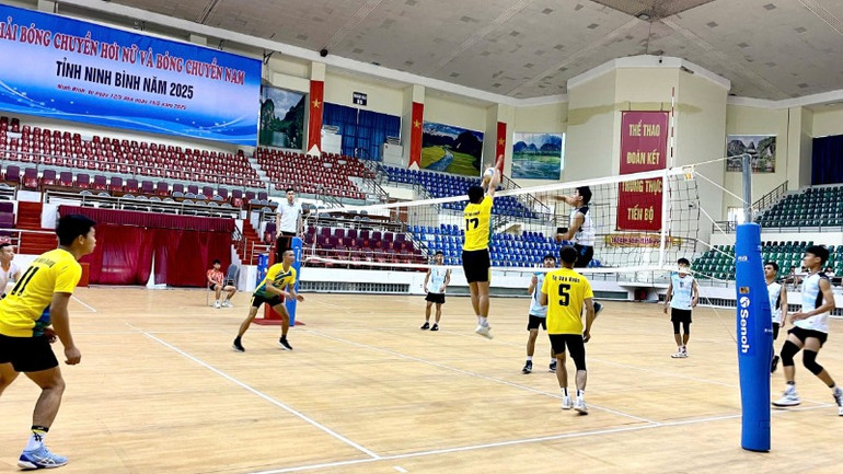 Trận thi đấu giữa thành phố Hoa Lư và huyện Yên Khánh.