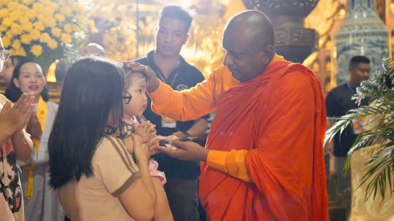 Nghi lễ cung rước xá lợi Đức Phật được tổ chức trang nghiêm, thành kính, thể hiện lòng tri ân và tôn vinh giá trị từ bi, trí tuệ của Đức Phật.