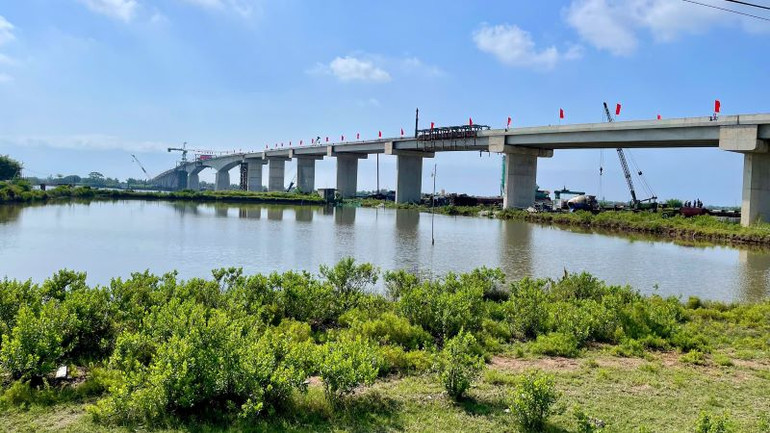 Hiện dự án cầu vượt sông Đáy đã hoàn thành 85% khối lượng. (Ảnh: YẾN TRINH)