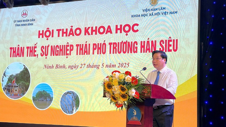 Đồng chí Tống Quang Thìn, Phó Chủ tịch Thường trực Ủy ban nhân dân tỉnh Ninh Bình phát biểu tại Hội thảo.