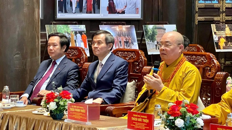 Hòa thượng Thích Thanh Nhiễu phát biểu chào mừng tại buổi đón tiếp. Hòa thượng Thích Thanh Nhiễu phát biểu chào mừng tại buổi đón tiếp.