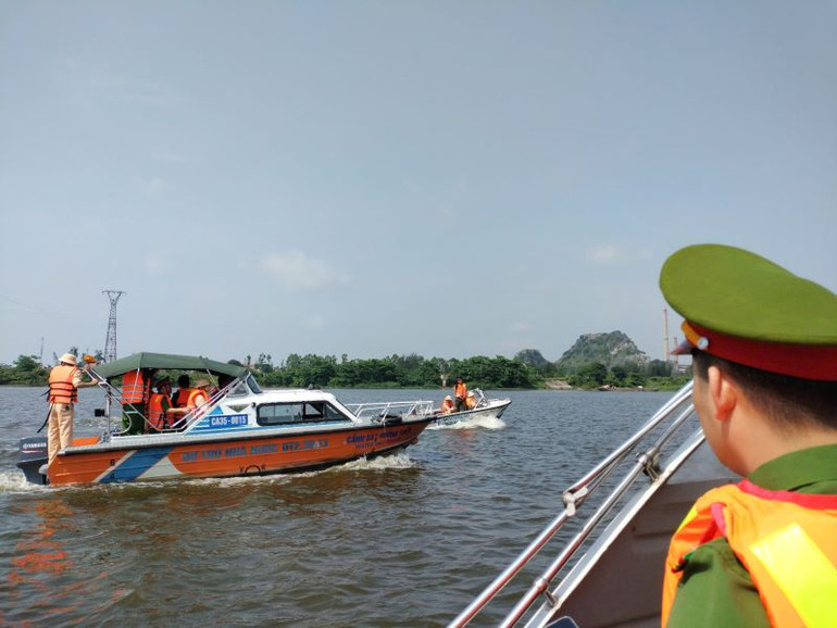 Các phương tiện tuần tra, bảo đảm an ninh trật tự trên sông Đáy của Công an tỉnh Ninh Bình. (Ảnh:VĂN LÚA)