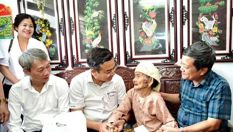 Ban tổ chức thăm hỏi và khám sức khỏe cho Mẹ Việt Nam Anh hùng Nguyễn Thị Ruộng (thị trấn Thịnh Vượng).