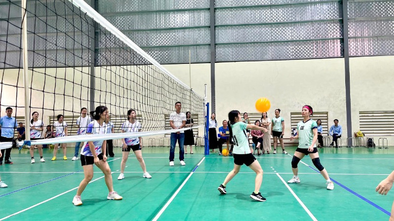 Trận đấu giữa đội của Sở Tài chính và Quỹ đầu tư phát triển ở Giải bóng chuyền hơi nữ.