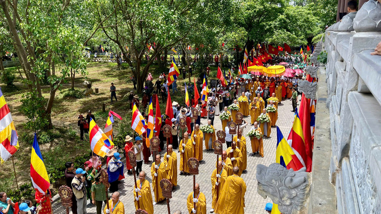 Đoàn cung rước xá lợi Đức Phật đã di chuyển an toàn, được lực lượng chức năng bảo vệ nghiêm ngặt từ chùa Tam Chúc (Hà Nam) về chùa Bái Đính (Ninh Bình).