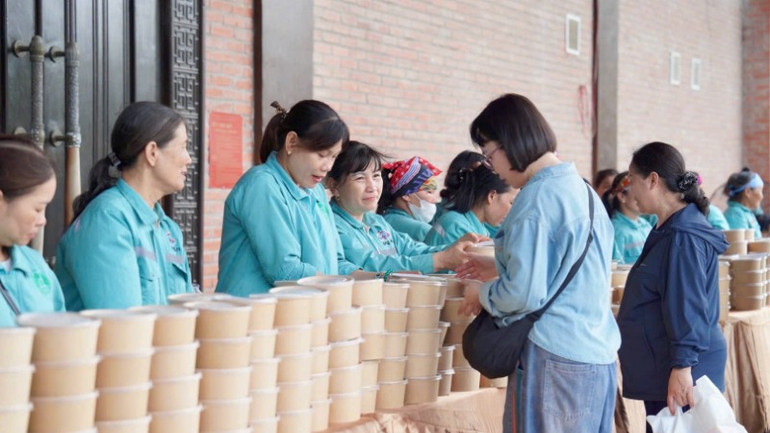 Chùa Bái Đính mở cửa, bố trí hàng trăm xe điện, nước uống và suất ăn chay miễn phí cho người dân, phật tử vào chiêm bái, đảnh lễ xá lợi Đức Phật; bảo đảm công tác an ninh, trật tự, an toàn giao thông, vệ sinh môi trường…