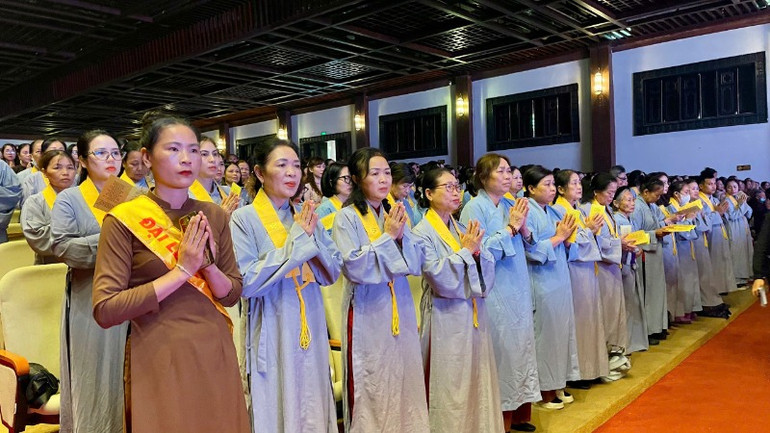 Đông đảo tăng ni, phật tử cầu nguyện tại Đại lễ.