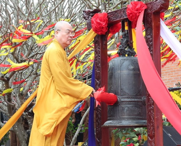 Hòa thượng Thích Thanh Nhiễu - Ủy viên thường trực Hội đồng chứng minh, Phó Chủ tịch thường trực Hội đồng Trị sự Giáo hội Phật giáo Việt Nam đánh chuông khai hội chùa Bái Đính năm 2025. (Ảnh: Nguyễn Trường)