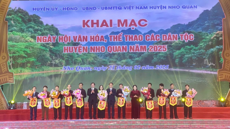 Ban tổ chức trao cờ lưu niệm cho 11 đoàn tuyển tham dự ngày hội năm nay.