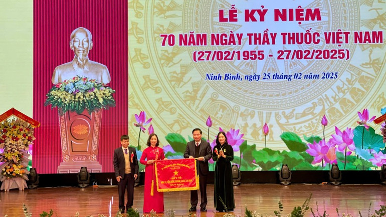 Sở Y tế Ninh Bình nhận danh hiệu Cờ thi đua của Ủy ban nhân dân tỉnh Ninh Bình vì đã có thành tích xuất sắc trong thực hiện các phong trào thi đua của tỉnh năm 2024.