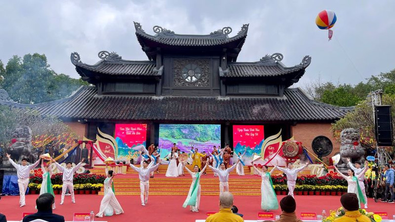 Các tiết mục nghệ thuật đặc sắc được biểu diễn tại buổi khai hội.