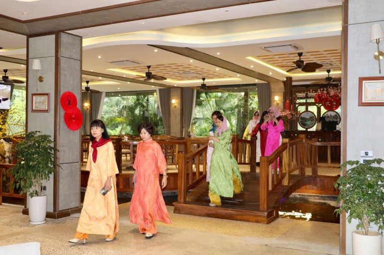 Các du khách tại khu Minawa Kênh Gà resort & spa Ninh Bình. (Ảnh: YẾN TRINH)
