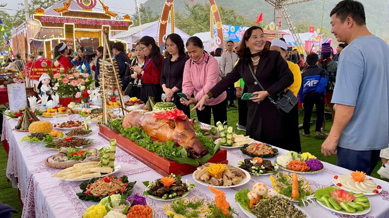 Tại ngày hội, các đoàn tuyển đã đem đến Hội thi ẩm thực những món ăn đặc sắc của đồng bào các dân tộc huyện Nho Quan như: bánh cằm nặp, bánh sườn bò; sườn cuốn lá bưởi; cơm sắn, cơm ngô, xôi nương; rau đồ, cá suối nướng… Đây là những món ăn truyền thống thường xuất hiện trong các bữa cơm của người dân tộc Mường tại Cúc Phương, Quảng Lạc, Sơn Lai… trong những dịp Tết, lễ hội của địa phương.