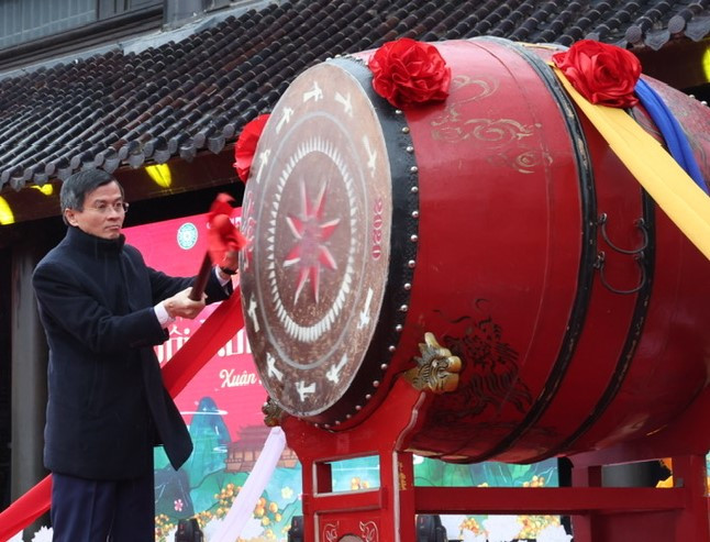 Đồng chí Đoàn Minh Huấn, Ủy viên Trung ương Đảng, Bí thư Tỉnh ủy Ninh Bình đánh trống khai hội. (Ảnh: Nguyễn Trường)