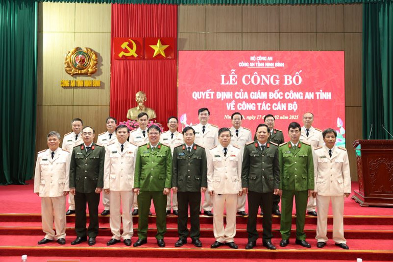 Các đồng chí trong Ban Thường vụ Đảng ủy Công an tỉnh Ninh Bình chụp ảnh lưu niện các đồng chí lãnh đạo các đơn vị xin nghỉ chế độ trước tuổi. (Ảnh: PX03)