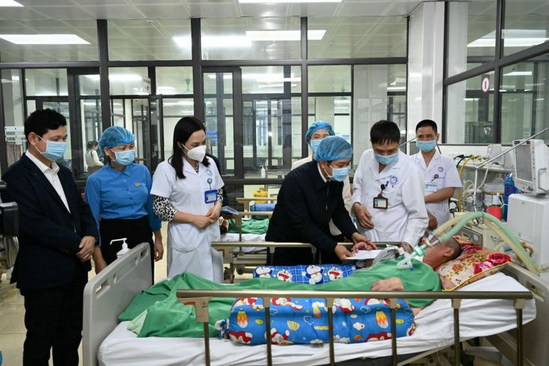 Chủ tịch Ủy ban nhân dân tỉnh Ninh Bình Phạm Quang Ngọc thăm và động viên người bệnh tại Bệnh viện Đa khoa tỉnh Ninh Bình nhân dịp Tết Ất Tỵ 2025. (Ảnh: CHU GIANG) Chủ tịch Ủy ban nhân dân tỉnh Ninh Bình Phạm Quang Ngọc thăm và động viên người bệnh tại Bệnh viện Đa khoa tỉnh Ninh Bình nhân dịp Tết Ất Tỵ 2025. (Ảnh: CHU GIANG)