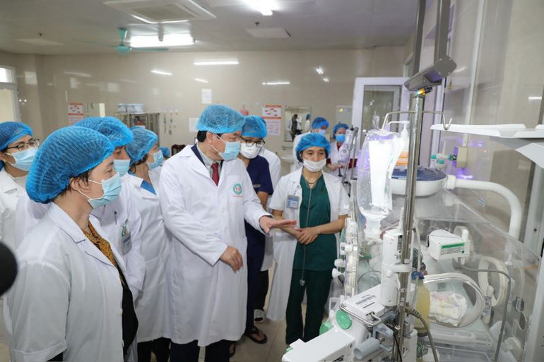 Đồng chí Tống Quang Thìn, Phó Chủ tịch Thường trực Ủy ban nhân dân tỉnh Ninh Bình thăm và động viên cán bộ y bác sĩ Bệnh viện Sản Nhi Ninh Bình. Đồng chí Tống Quang Thìn, Phó Chủ tịch Thường trực Ủy ban nhân dân tỉnh Ninh Bình thăm và động viên cán bộ y bác sĩ Bệnh viện Sản Nhi Ninh Bình.