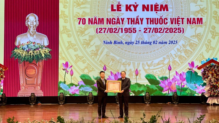 Đồng chí Mai Văn Tuất, Phó Bí thư Thường trực Tỉnh ủy, Chủ tịch Hội đồng nhân dân tỉnh Ninh Bình trao Bằng khen của Thủ tướng Chính phủ cho ông Nguyễn Huy Lợi, Phó Trưởng phòng Tổ chức-Hành chính Sở Y tế tỉnh Ninh Bình.