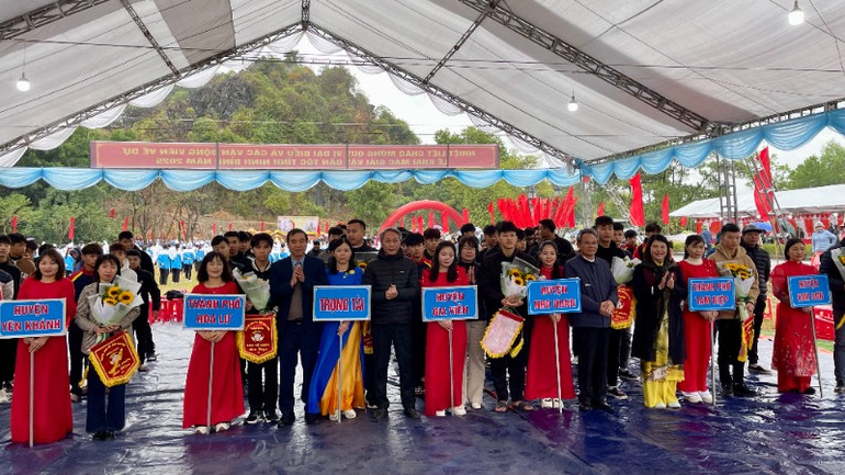 Ban tổ chức trao cờ lưu niệm và tặng hoa cho các đơn vị tham gia.