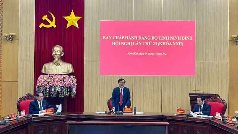 Đồng chí Đoàn Minh Huấn, Bí thư Tỉnh ủy Ninh Bình phát biểu tại hội nghị.