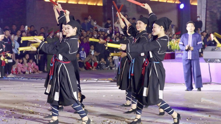 Trình diễn hòa tấu trống phách và múa tắc xình - Thái Nguyên.