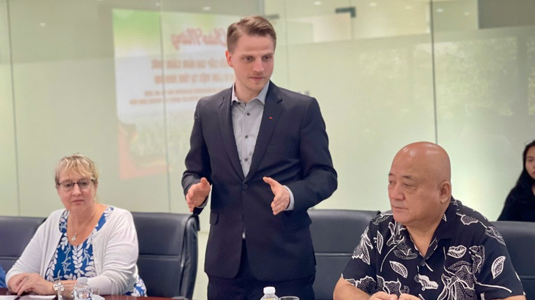 Phó Chủ tịch Đảng Cánh tả Đức Maximilian Schirmer phát biểu tại buổi làm việc.